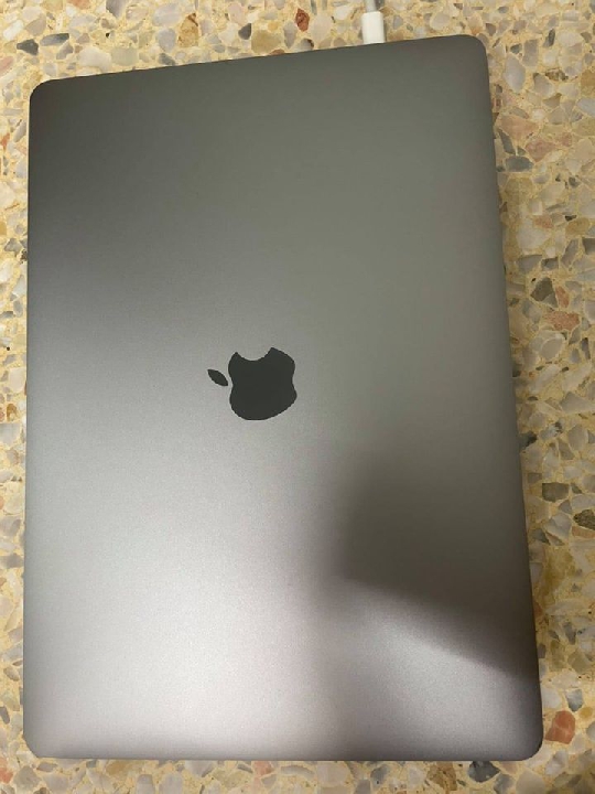 Macbook Pro 2019 13 นิ้ว (Touch Bar) ใช้น้อย อุปกรณ์ครบกล่อง ให้ทุกอย่างในภาพ