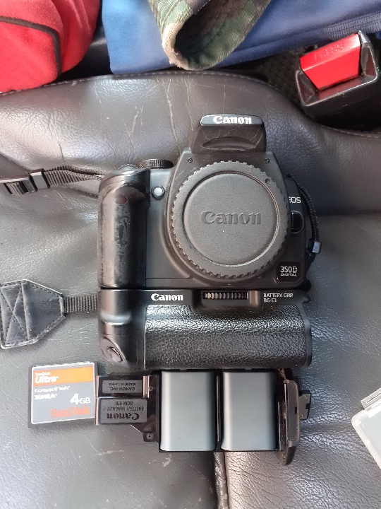 กล้องมือสอง Body Canon 350D พร้อม Grip สภาพใช้งานได้ปกติ