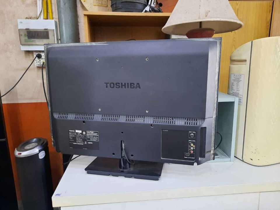 ทีวีจอแบนยี่ห้อ Toshiba ขนาด 32 นิ้ว