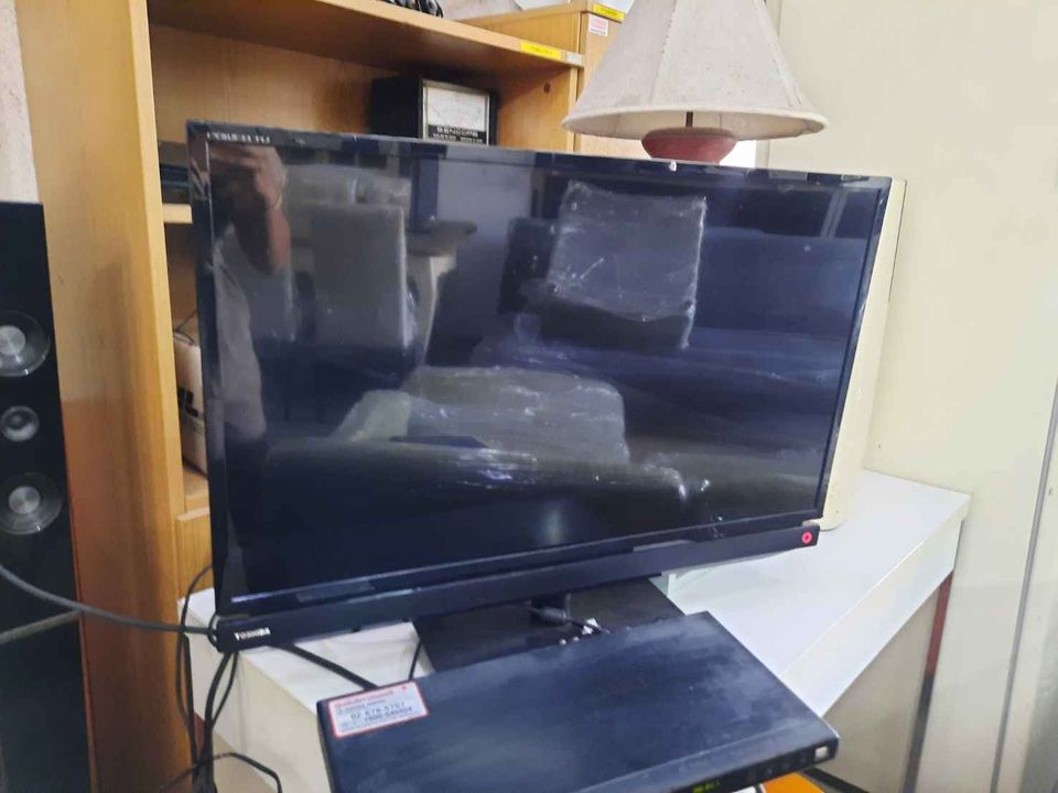 ทีวีจอแบนยี่ห้อ Toshiba ขนาด 32 นิ้ว