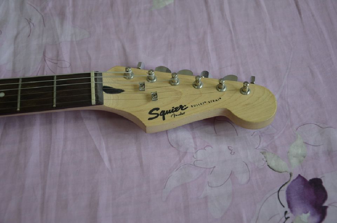 กีต้าร์ไฟฟ้า Squier Bullet Stratocaster SSS สี Foam Green