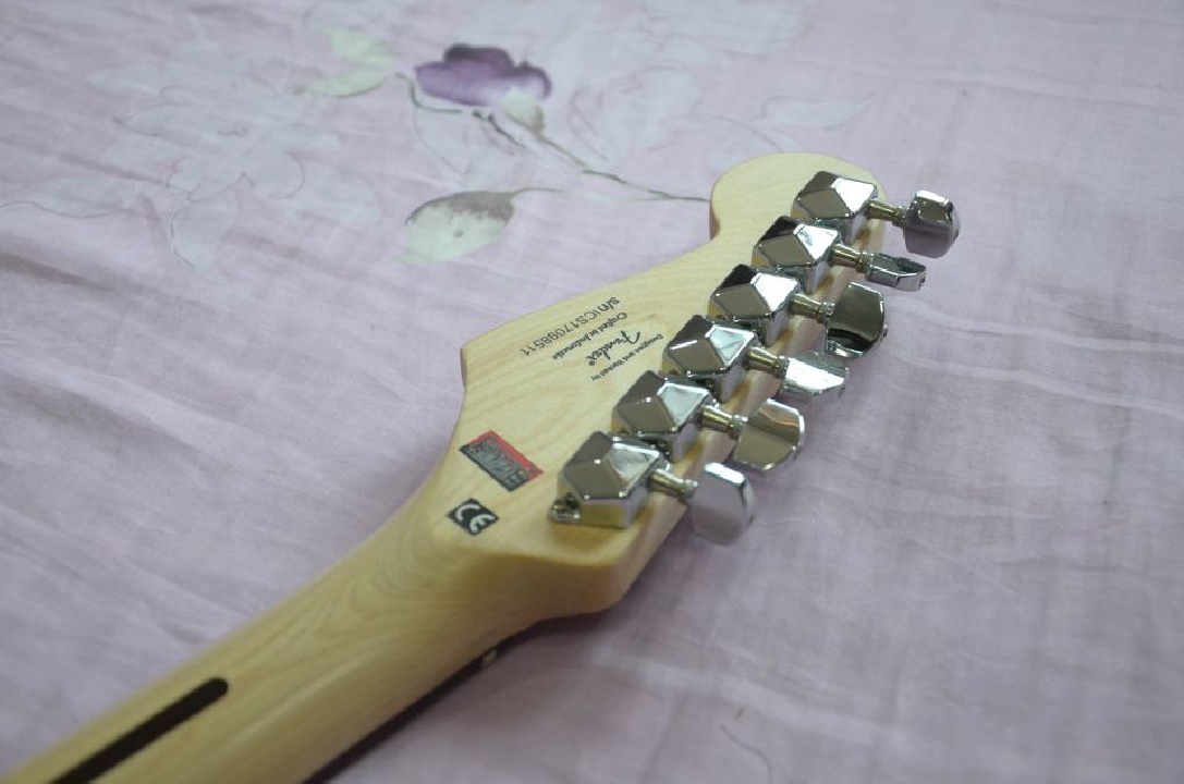 กีต้าร์ไฟฟ้า Squier Bullet Stratocaster SSS สี Foam Green