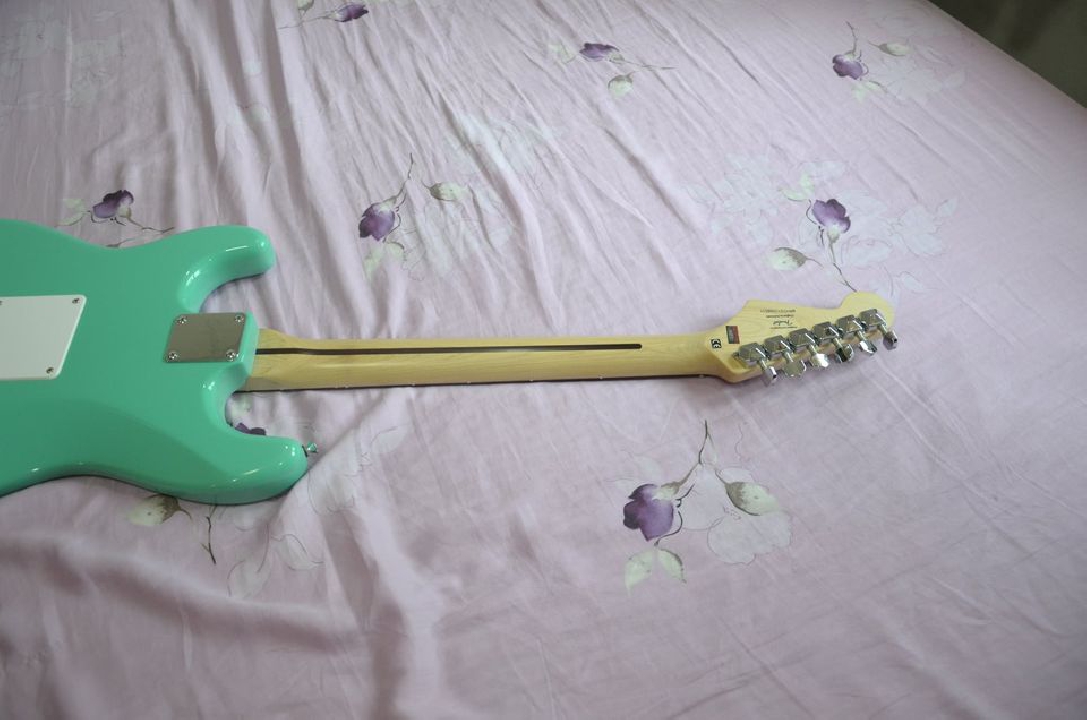 กีต้าร์ไฟฟ้า Squier Bullet Stratocaster SSS สี Foam Green