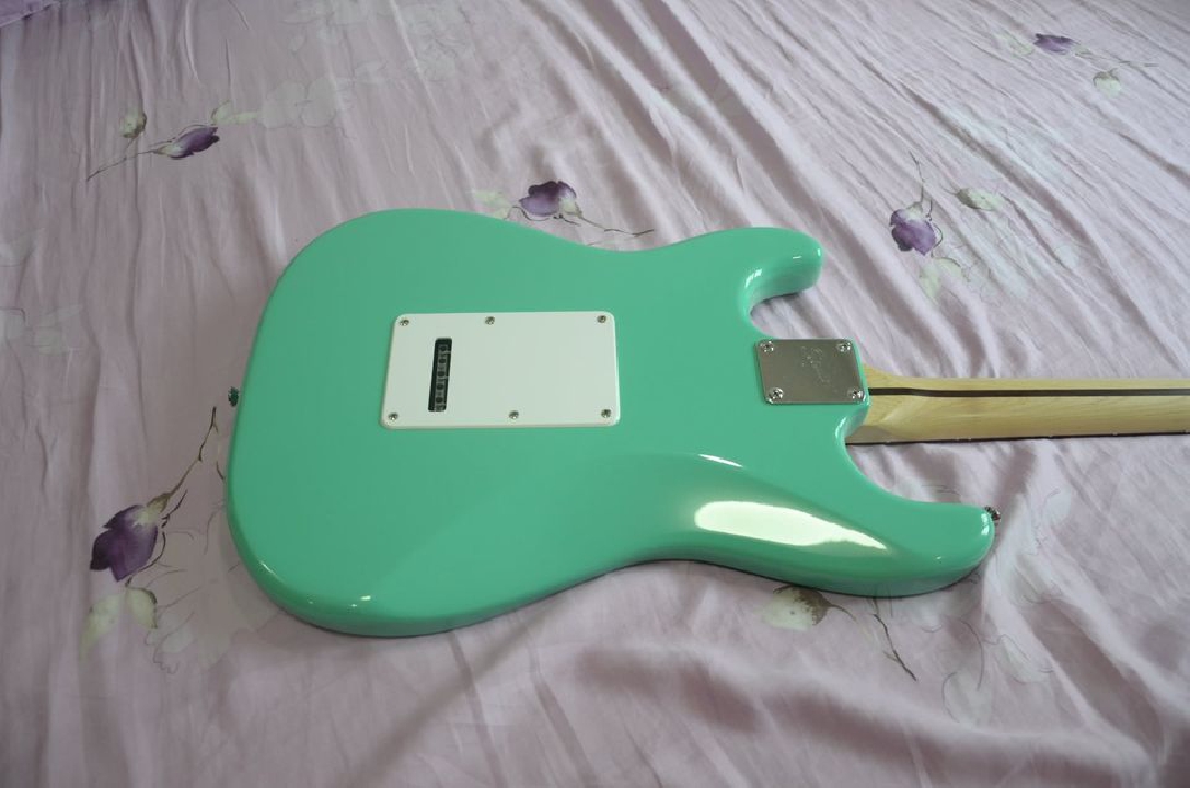 กีต้าร์ไฟฟ้า Squier Bullet Stratocaster SSS สี Foam Green