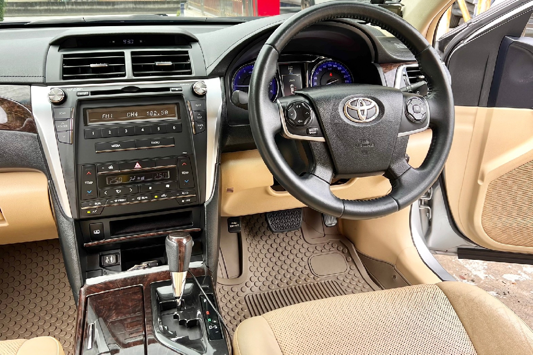 2016 TOYOTA CAMRY 2.0G CD D4S AT  เลขไมล์ 156,105 ม่านบังแดดหลังไฟฟ้า   ม่านบังแดดผู้โดยสารตอนหล