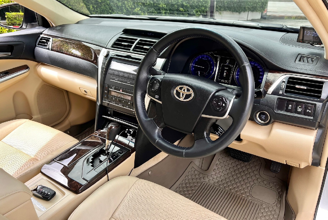 2016 TOYOTA CAMRY 2.0G CD D4S AT  เลขไมล์ 156,105 ม่านบังแดดหลังไฟฟ้า   ม่านบังแดดผู้โดยสารตอนหล