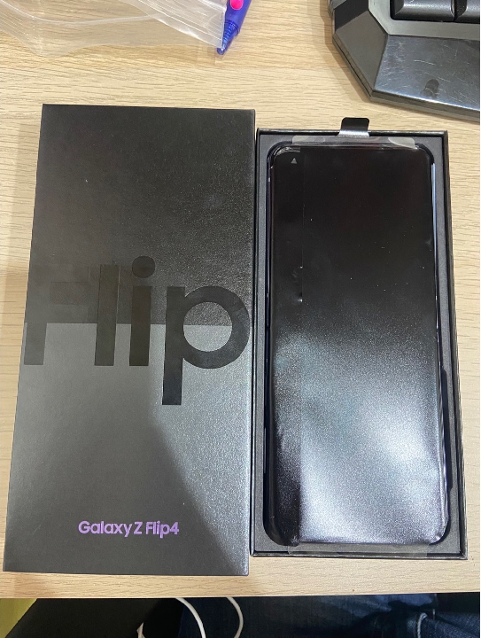 SAMSUNG GALAXY Z FLIP 4 256gb ของใหม่ สี Bora purple