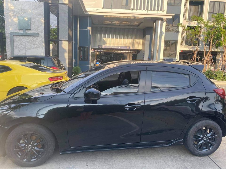 mazda2 สีดำ ปี17