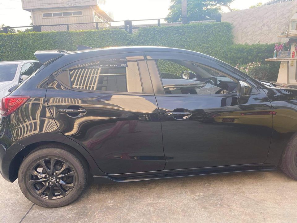 mazda2 สีดำ ปี17