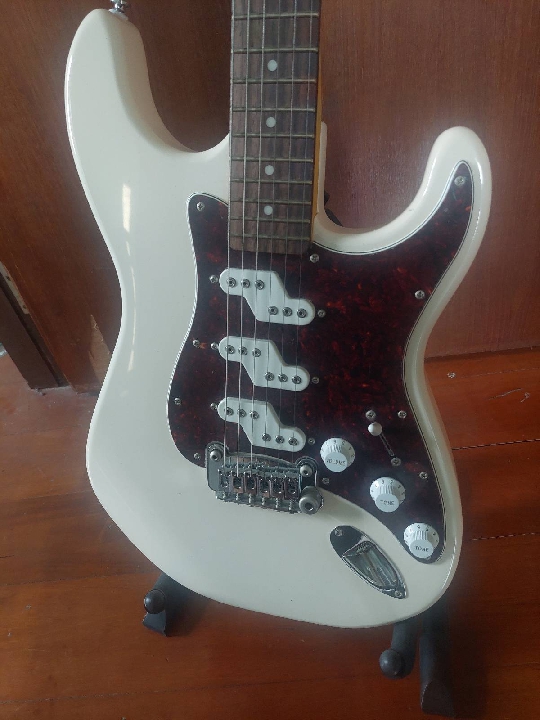 แอมป์Fender Champion 40                         & G&L Tribute Comanche สีOlympic White