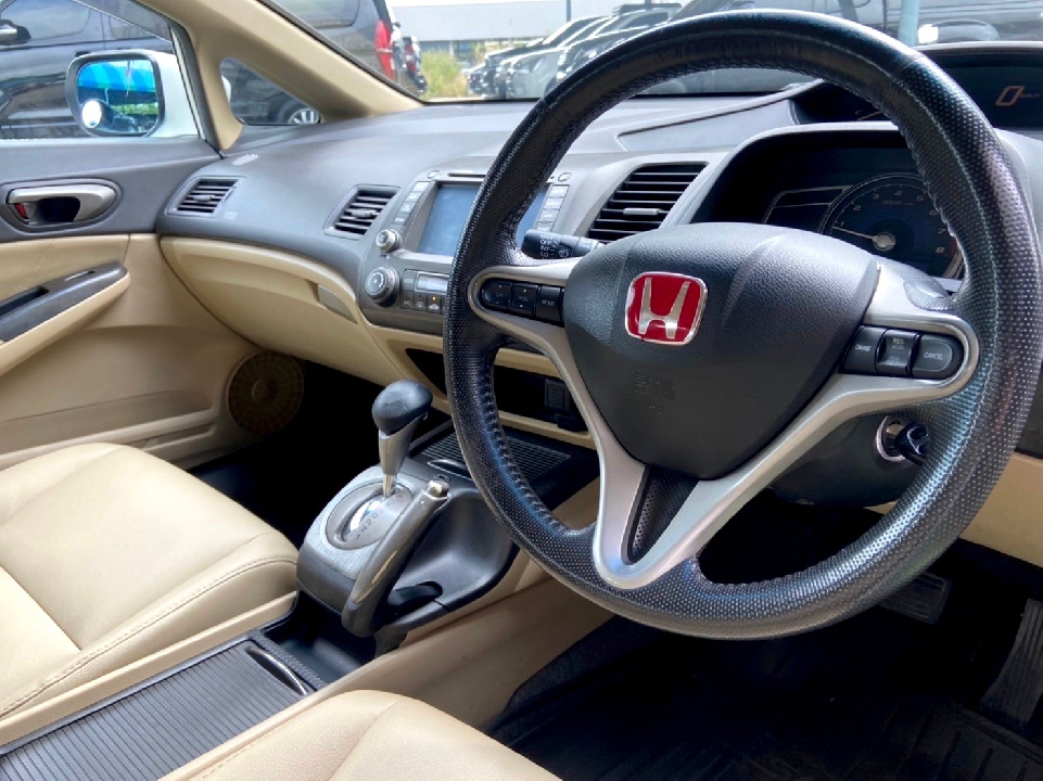 Honda Civic FD 1.8 E i-VTEC รุ่นTOP เกียร์ออโต้ ปี06 สีขาว
