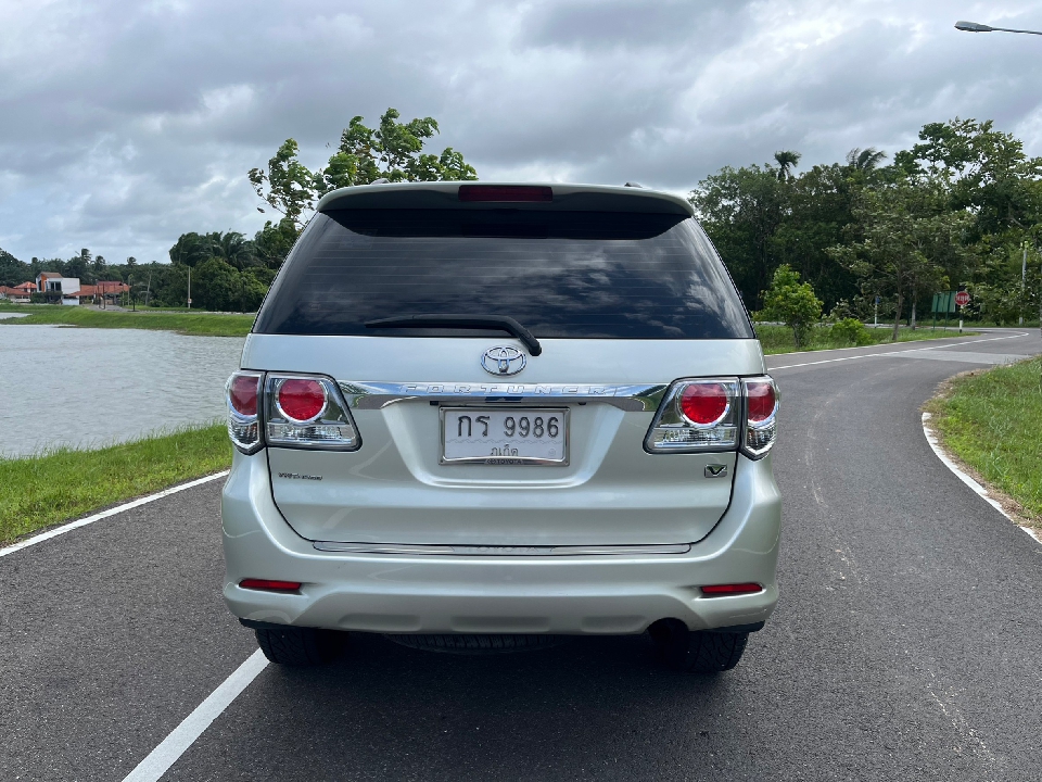 TOYOTA FORTUNER  2.5 V AT 2014