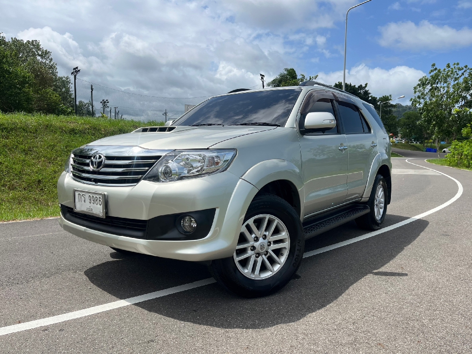 TOYOTA FORTUNER  2.5 V AT 2014