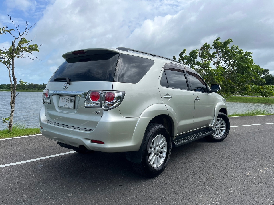 TOYOTA FORTUNER  2.5 V AT 2014