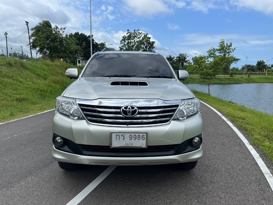 TOYOTA FORTUNER  2.5 V AT 2014