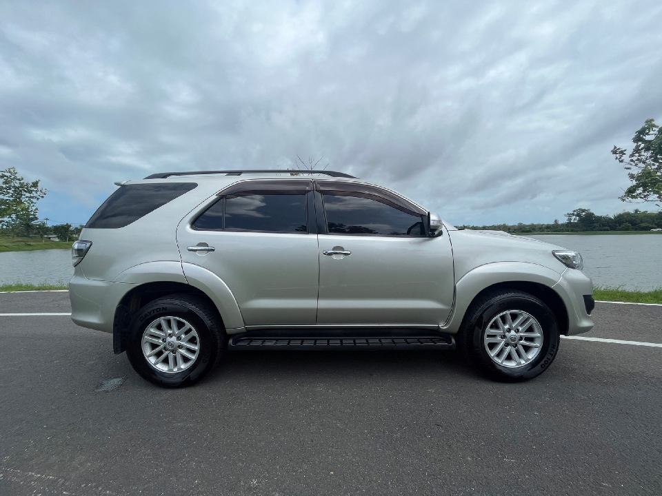 TOYOTA FORTUNER  2.5 V AT 2014