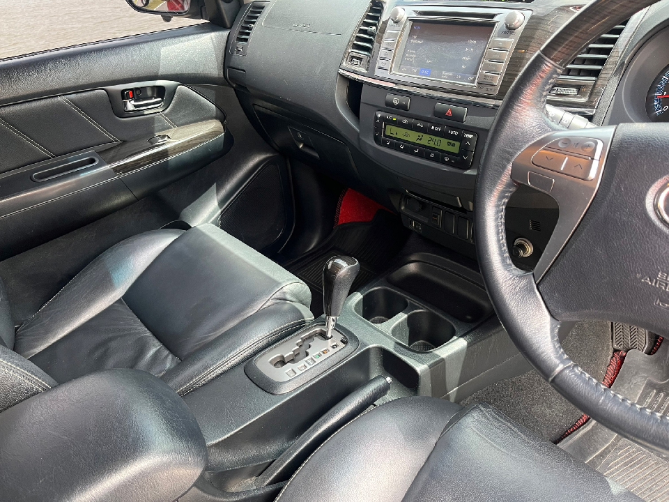 TOYOTA FORTUNER  2.5 V AT 2014