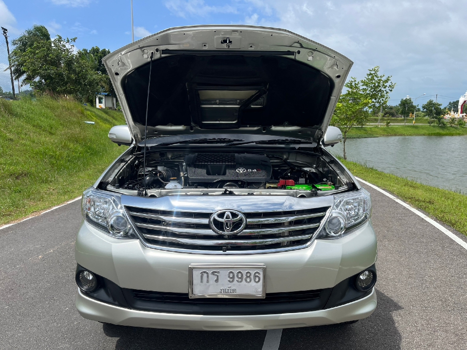 TOYOTA FORTUNER  2.5 V AT 2014