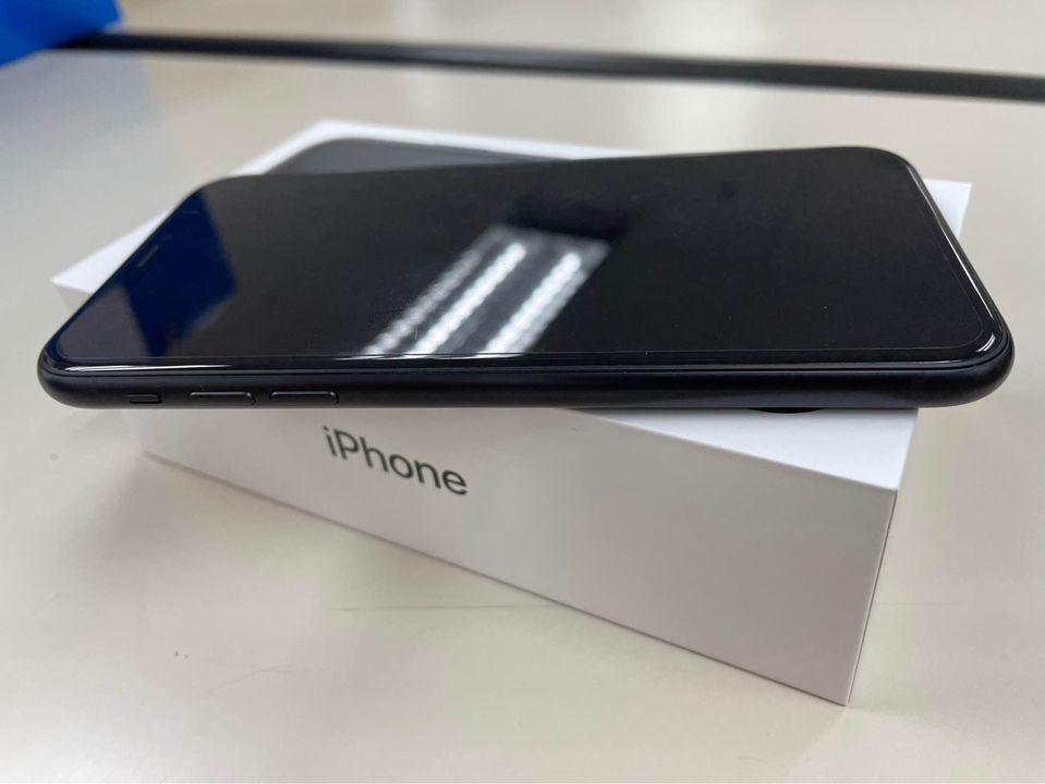 iPhone XR black 128GB