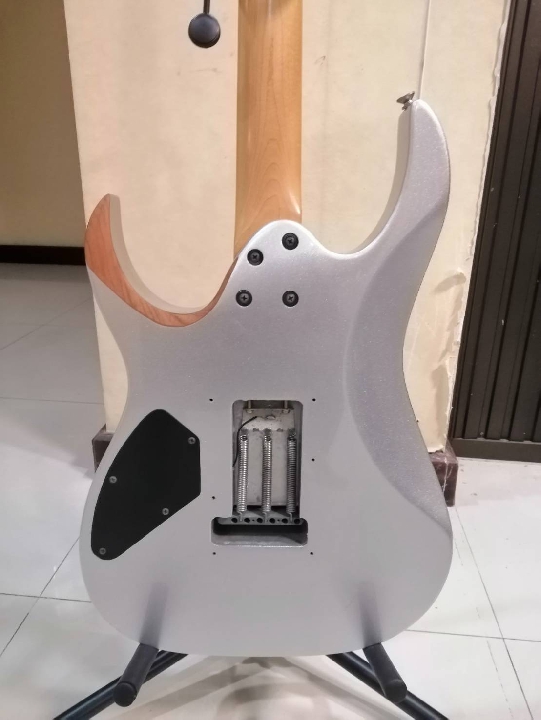 ขายกีต้าไฟฟ้ามือสอง ยี่ห้อibanez ราคา8,500บาท