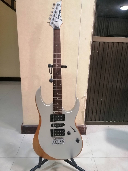 ขายกีต้าไฟฟ้ามือสอง ยี่ห้อibanez ราคา8,500บาท