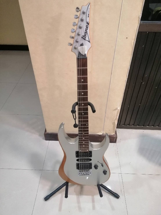 ขายกีต้าไฟฟ้ามือสอง ยี่ห้อibanez ราคา8,500บาท