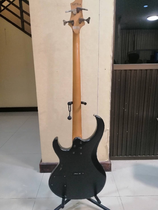 ขายเบสมือสอง ยี่ห้อibanez 7,500บาท