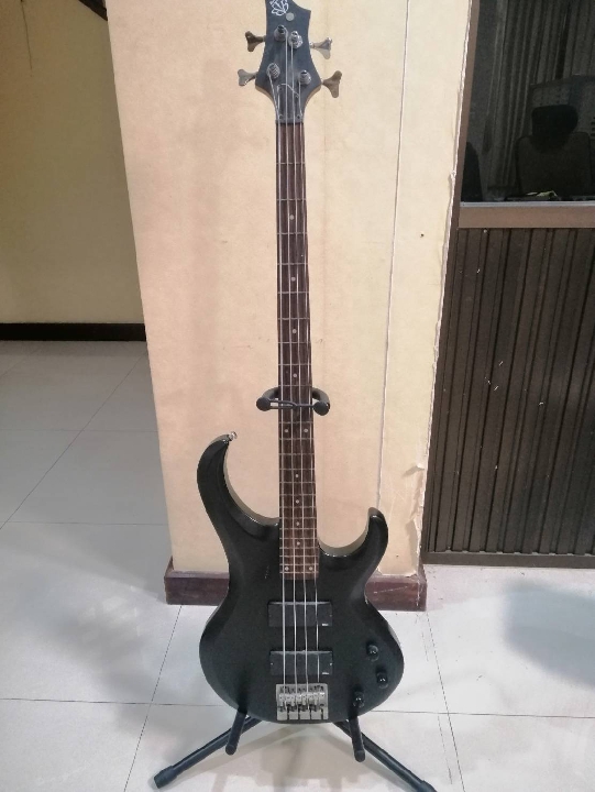 ขายเบสมือสอง ยี่ห้อibanez 7,500บาท