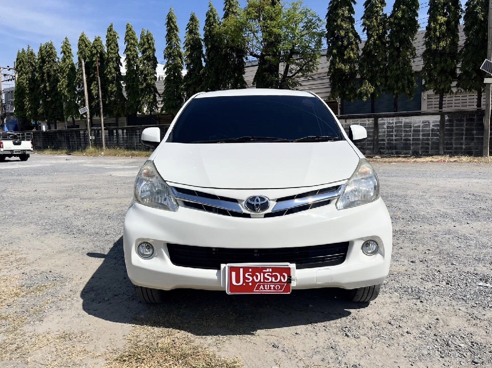 Toyota Avanza 1.5 E สีขาว เกียร์ออโต้ ปี2013