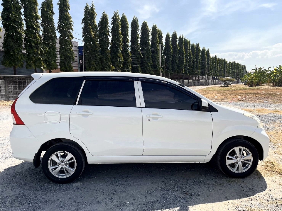 Toyota Avanza 1.5 E สีขาว เกียร์ออโต้ ปี2013