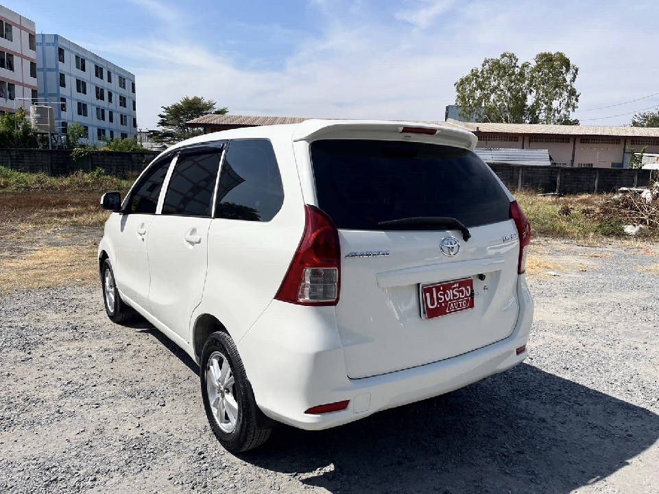 Toyota Avanza 1.5 E สีขาว เกียร์ออโต้ ปี2013