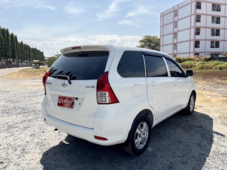 Toyota Avanza 1.5 E สีขาว เกียร์ออโต้ ปี2013