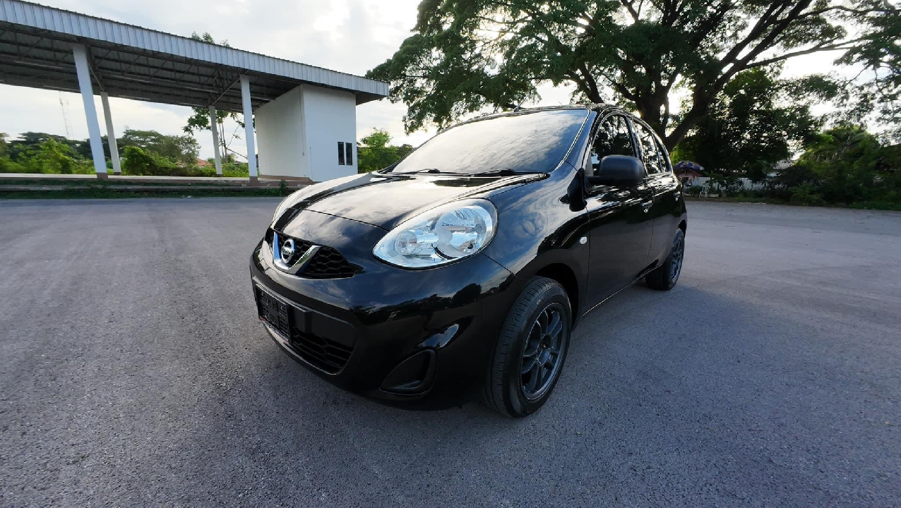 Nissan March  สีดำ รถออกห้าง,มือเดียวป้ายแดง