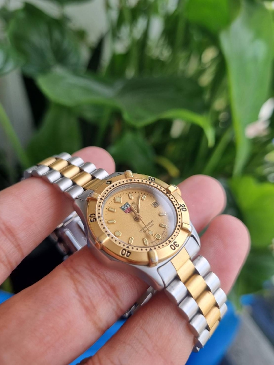 Tag Heuer Professional 2000 women's watch WE1420-R Quartz สภาพดี