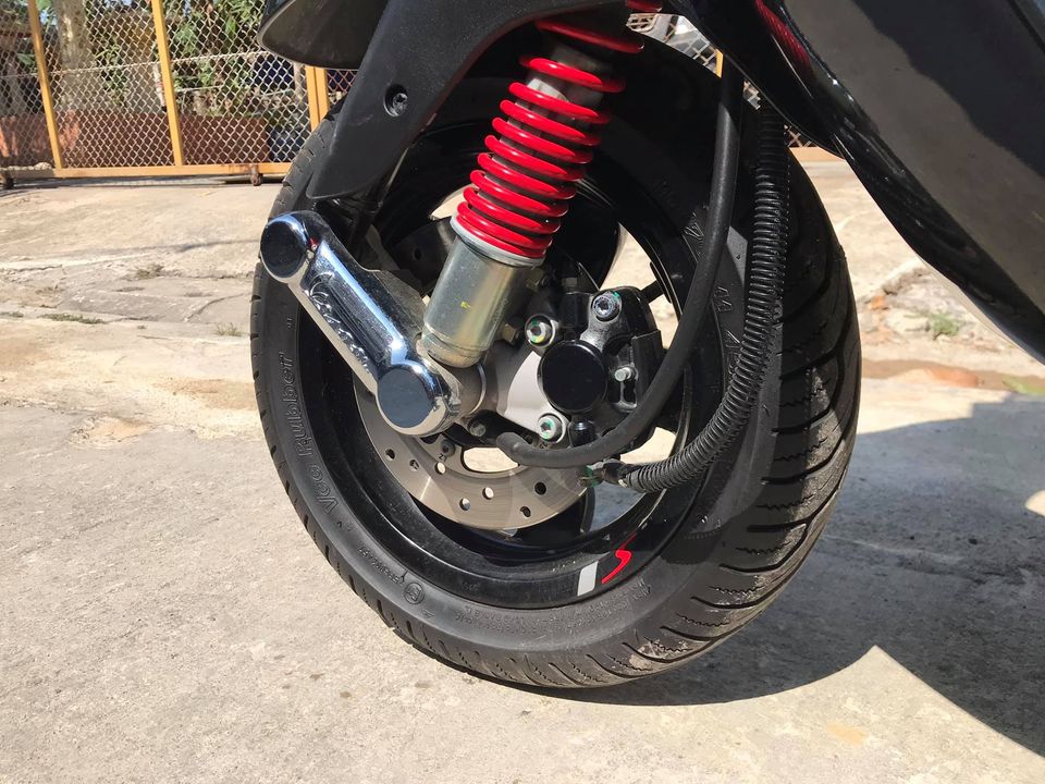 New vespa s125 iget carbon edition