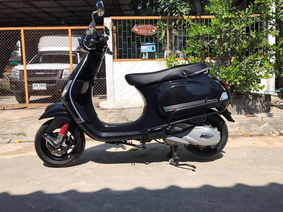 New vespa s125 iget carbon edition