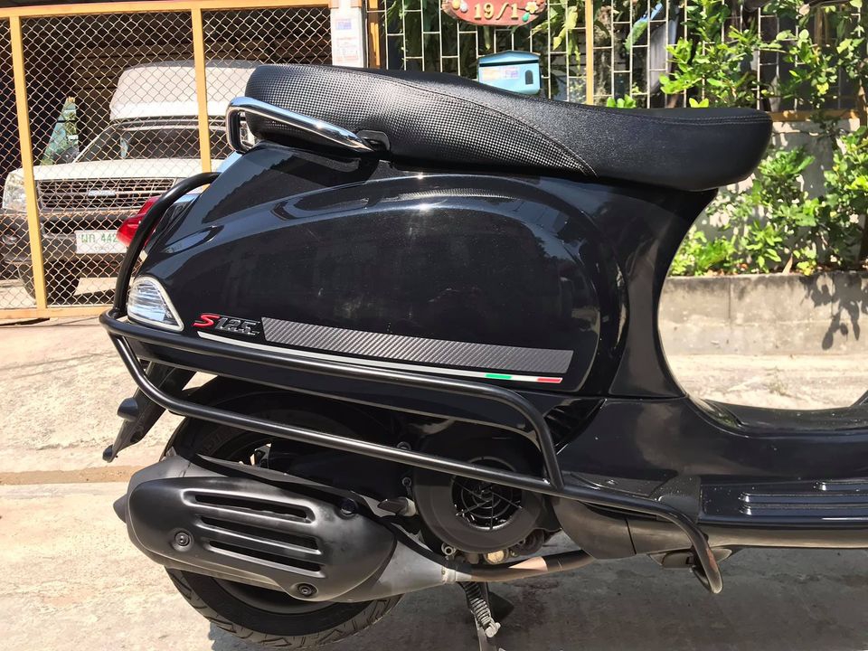 New vespa s125 iget carbon edition