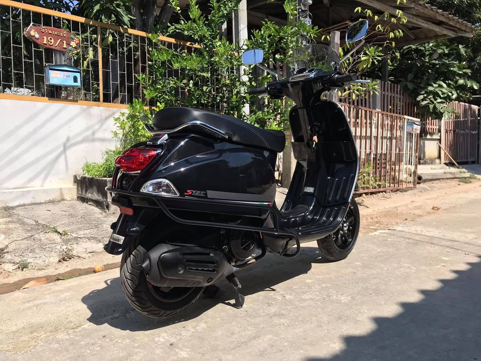 New vespa s125 iget carbon edition