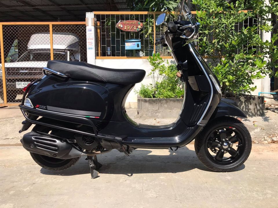 New vespa s125 iget carbon edition