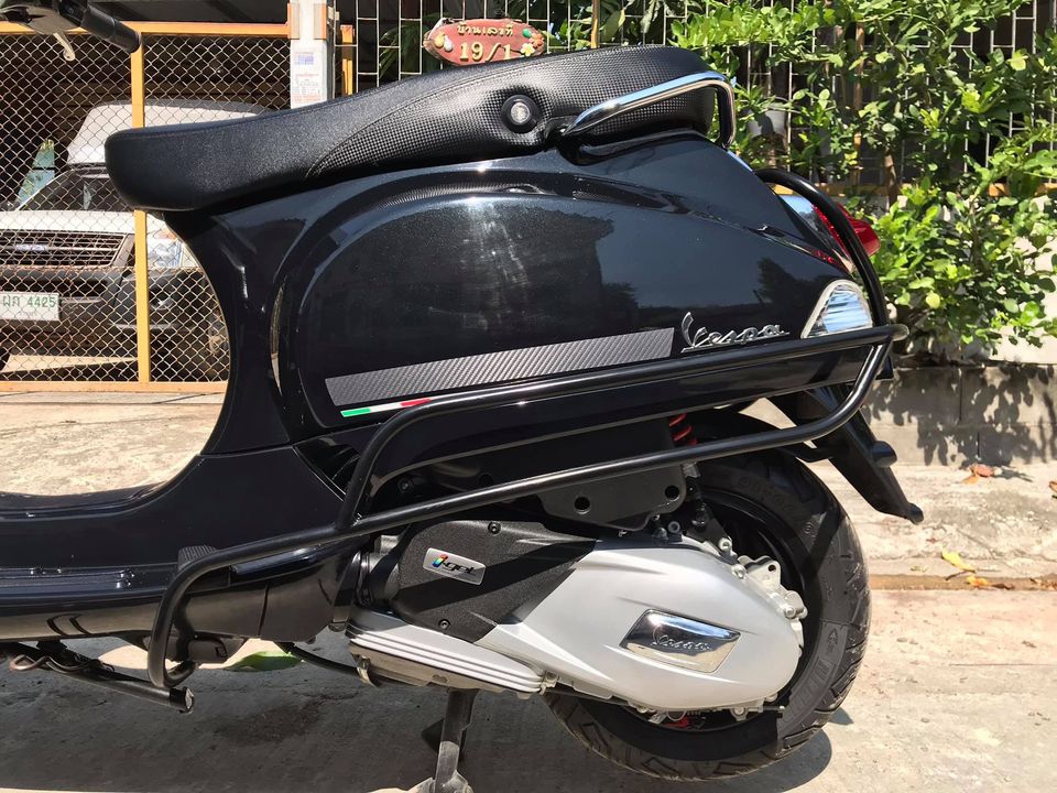 New vespa s125 iget carbon edition