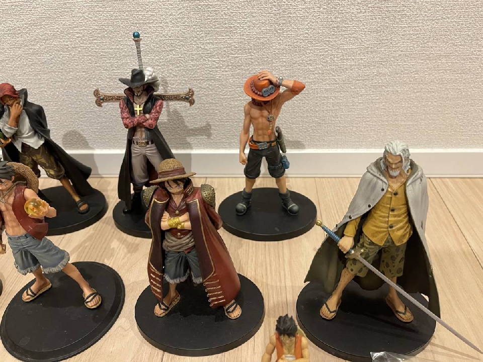 ฟิกเกอร์   ญี่ปุ่น 100% Hancock, Mihawk, Shanks และอื่น ๆ
