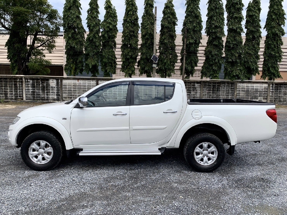 Mitsubishi Triton Double Cab 2.5 GLS Plus VG Turbo เกียร์​ออโต้ ปี2015 สีขาว