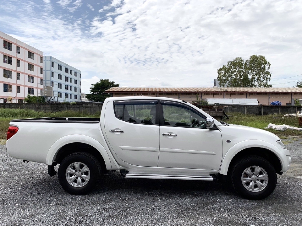 Mitsubishi Triton Double Cab 2.5 GLS Plus VG Turbo เกียร์​ออโต้ ปี2015 สีขาว