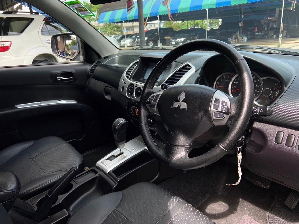 Mitsubishi Triton Double Cab 2.5 GLS Plus VG Turbo เกียร์​ออโต้ ปี2015 สีขาว