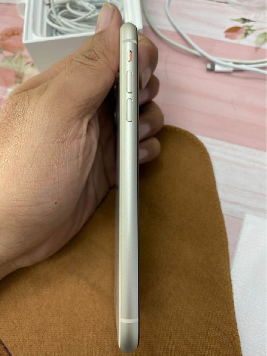 iPhone 11 64g สีขาว