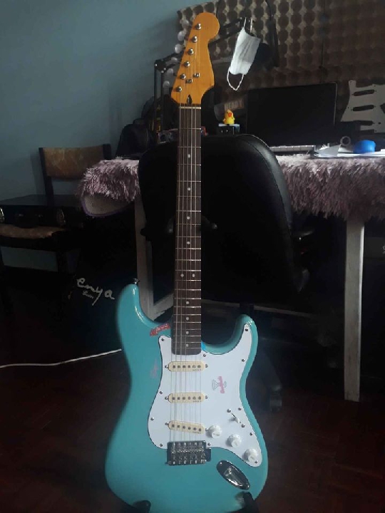 squier bullet strat daphne blue