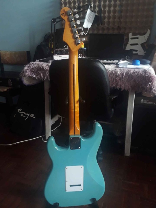 squier bullet strat daphne blue
