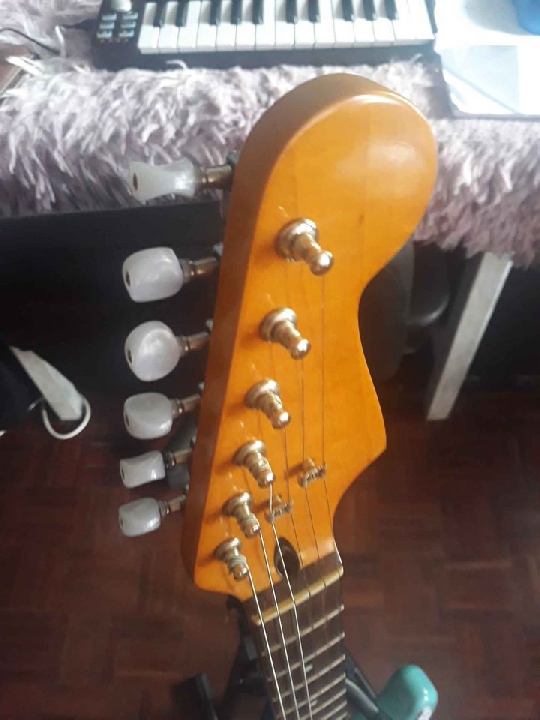 squier bullet strat daphne blue