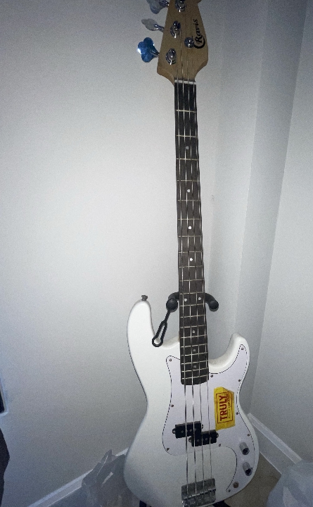 ขาย Cravis เบส ไฟฟ้า 4 สาย ทรง Fender Precision Bass พร้อมตู้แอมป์ 20 วัตต์ สายแจ็ค