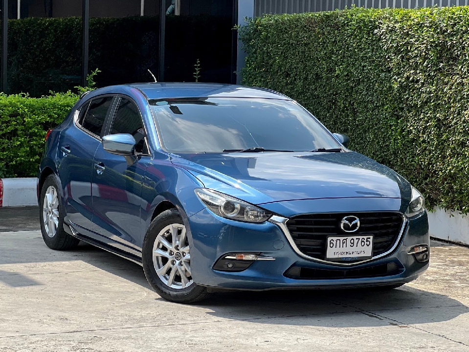 2017 MAZDA3 2.0C Sport Skyactive AT  เบรคมือไฟฟ้า  กล้องมองขณะถอยหลัง   เครดิตดีออกรถไม่ต้องใช้เ